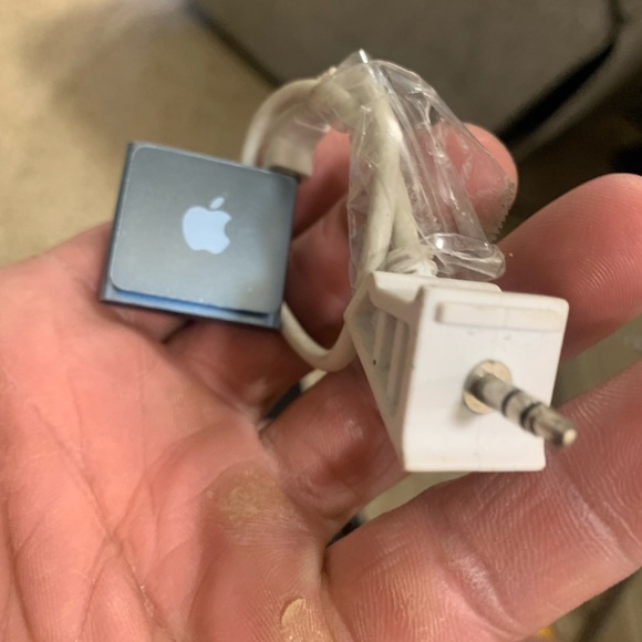 Apple iPod 4Gen Shuffle Mini 2GB - Picture 1 of 5